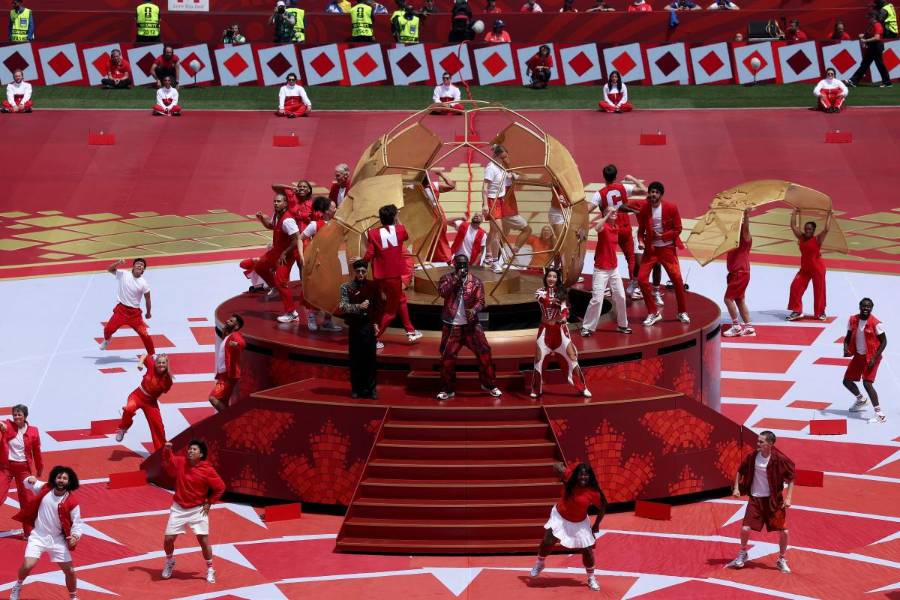 Los cantantes Sanjoy, Vegedream y Nora Fatehi actúan durante la Ceremonia de Apertura en Canadá.