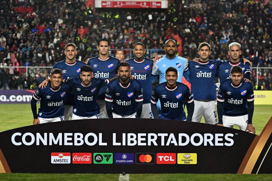 Juan Izquierdo, tercero de izquierda a derecha posando minutos antes del partido ante Always Ready