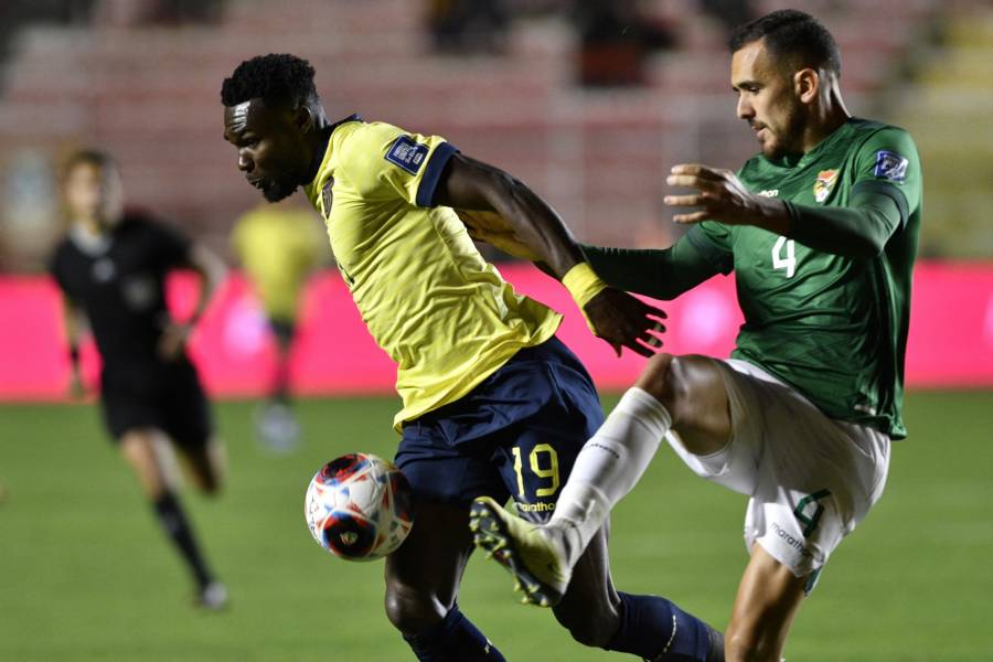 Haquín (derecha con el número 4), capitán de la selección