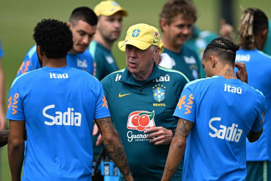 Carlo Ancelotti conversa con los jugadores brasileños.