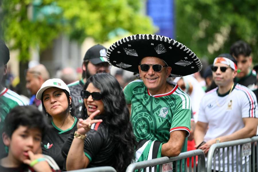 Los hinchas mexicanos en la fila antes de entrar al estadio Azteca.