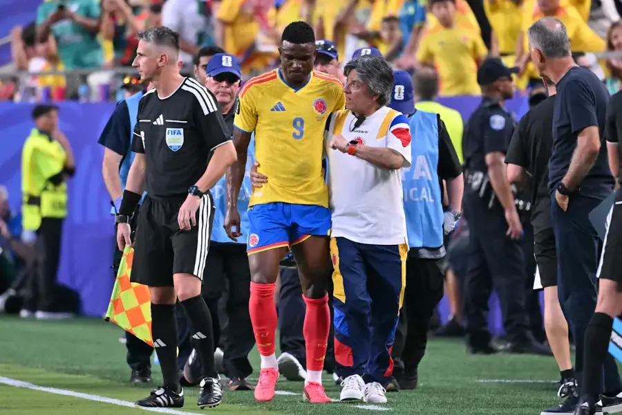 El colombiano Cordoba se retira lesionado en el duelo ante Ghana.