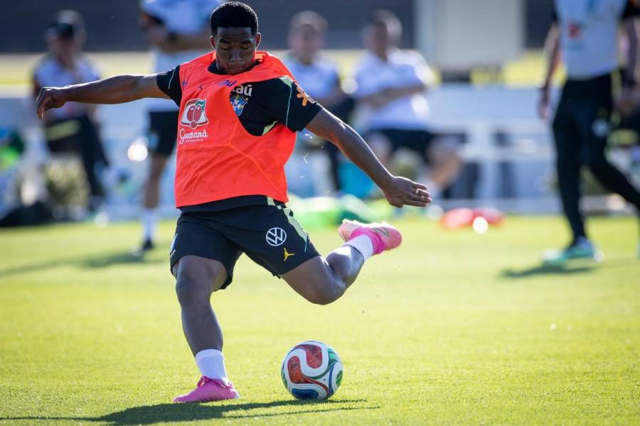 Endrick, delantero brasileño, se alista para pegarle al balón.