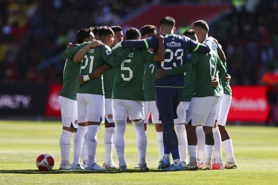 Jugadores de Bolivia se abrazan en un partido de las eliminatorias sudamericanas para el Mundial de 2026 