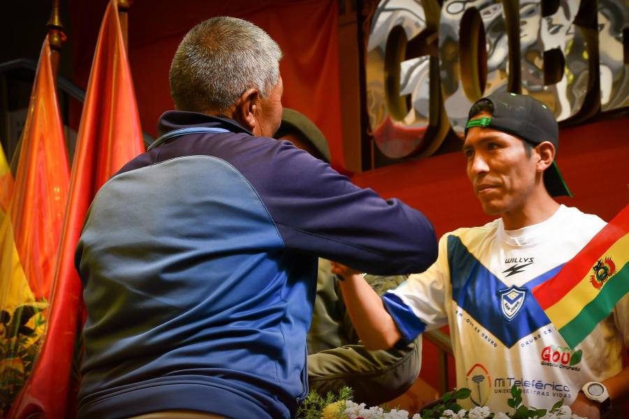 Garibay en el acto en la Gobernación orureña.