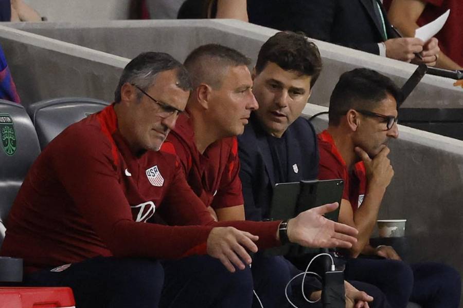 El DT de Estados Unidos, Pochettino (centro derecha), junto con sus colaboradores.