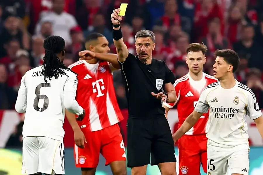 Vincic muestra la tarjeta amarilla a Camavinga, en el duelo entre Real Madrid y Bayern.