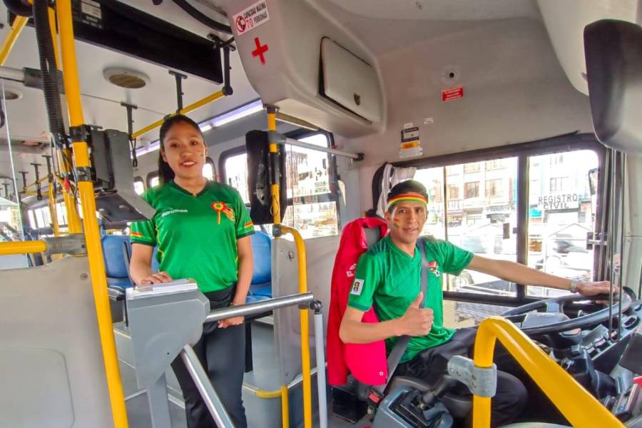 El personal del bus edil alteño viste las poleras de la Verde.