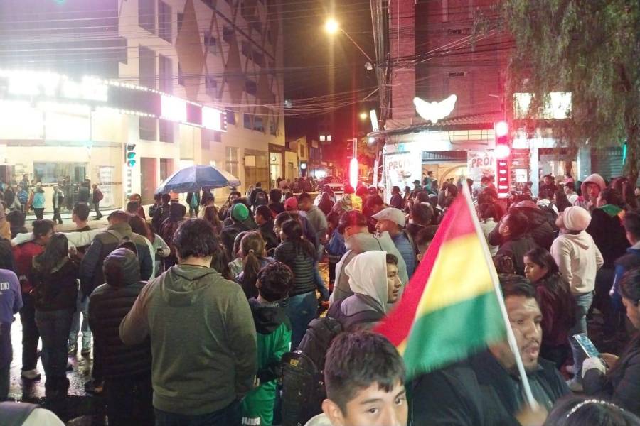 Aficionados en el avenida Heroínas.