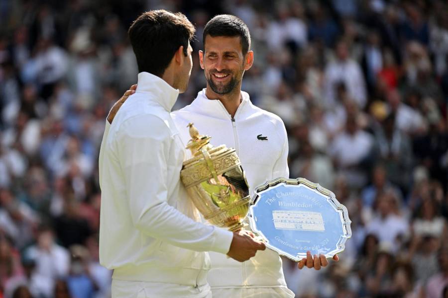 Novak Djokovic felicita a Carlos Alcaraz .