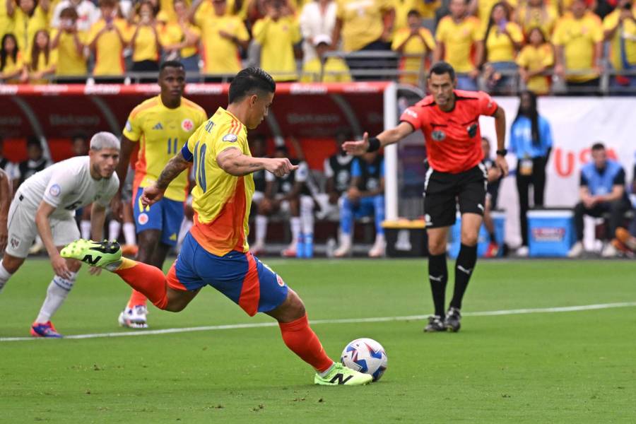 James Rodriguez marca su gol de penal