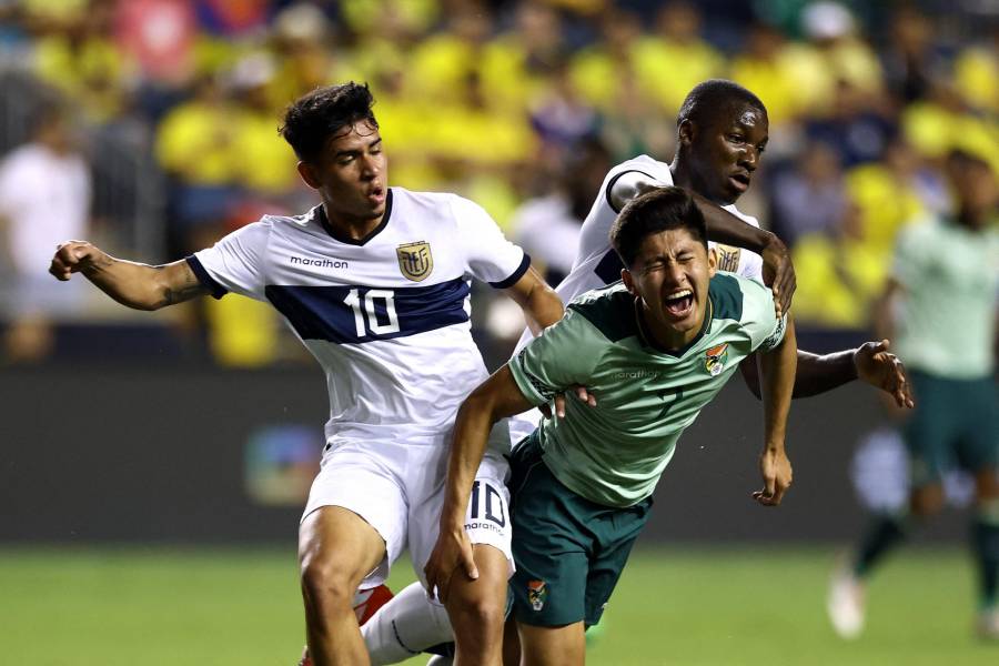 Miguel Terceros (a la derecha de verde) en el partido contra Ecuador