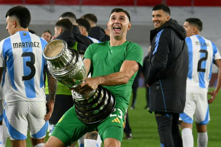 Martínez hace un gesto mientras celebra con una réplica del trofeo de la Copa América.