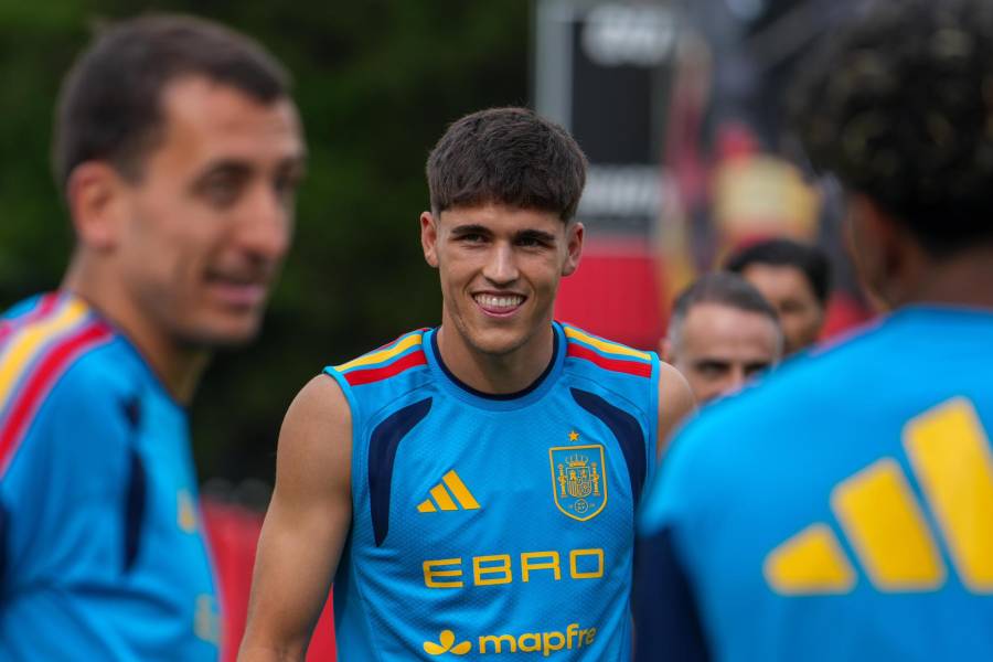 Pau Cubarsí de España participa en un entrenamiento antes del Mundial 2026.