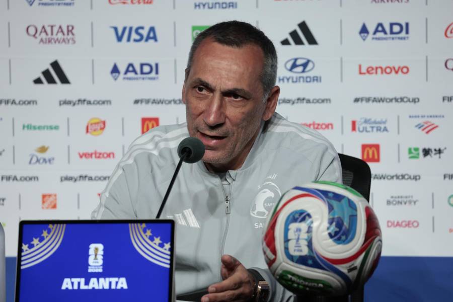 El seleccionador de Arabia Saudita, el griego Georgios Donis, en conferencia de prensa.