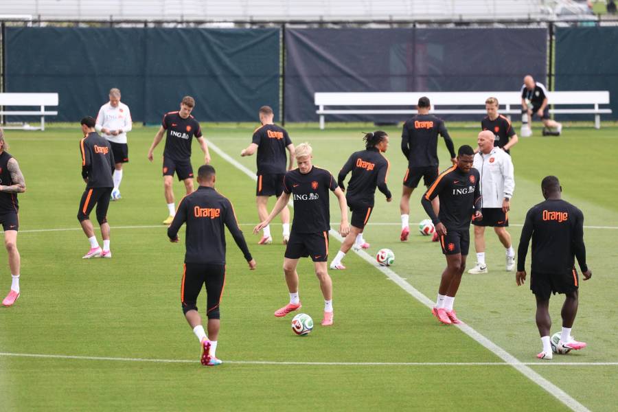 Los jugadores de la selección nacional de Países Bajos entrenan.