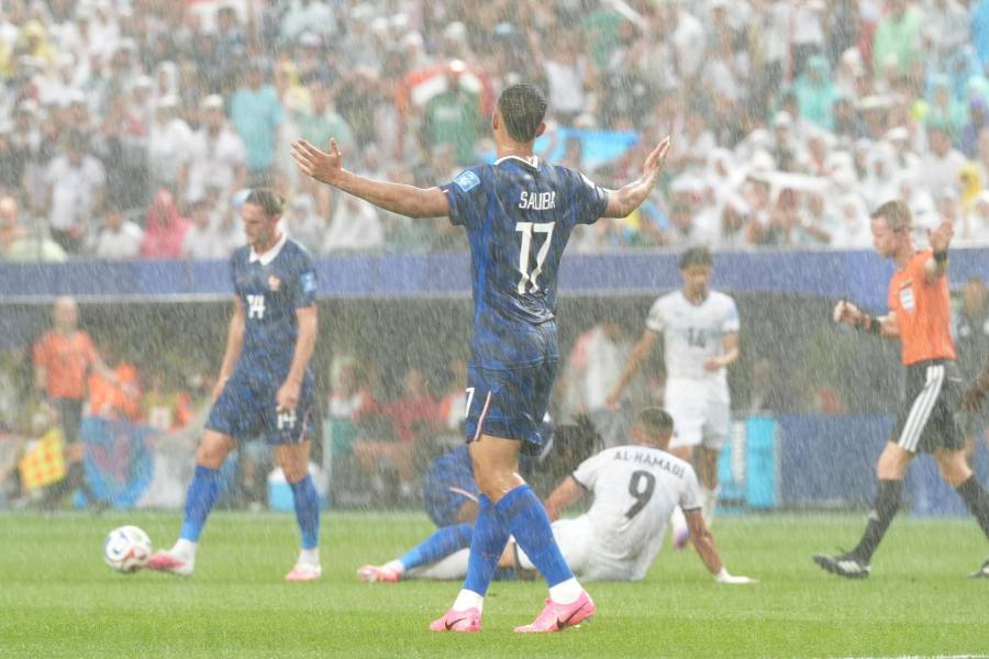 William Saliba defensa francés soporta la lluvia en el estadio Lincoln Financial.