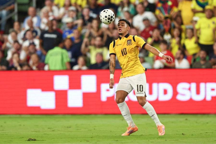 Kendry Paez, el ecuatoriano, domina el balón en un partido amistoso. 