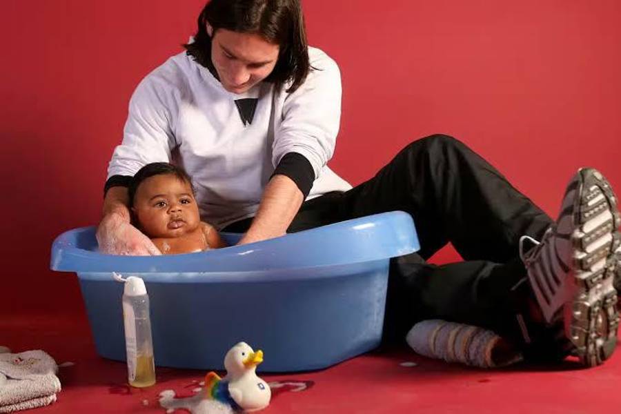 Lionel Messi baña a Lamine Yamal, hace 19 años, en una campaña de Unicef.