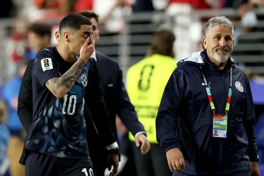 Almirón expulsado por taparse la boca para hablar con un rival. 