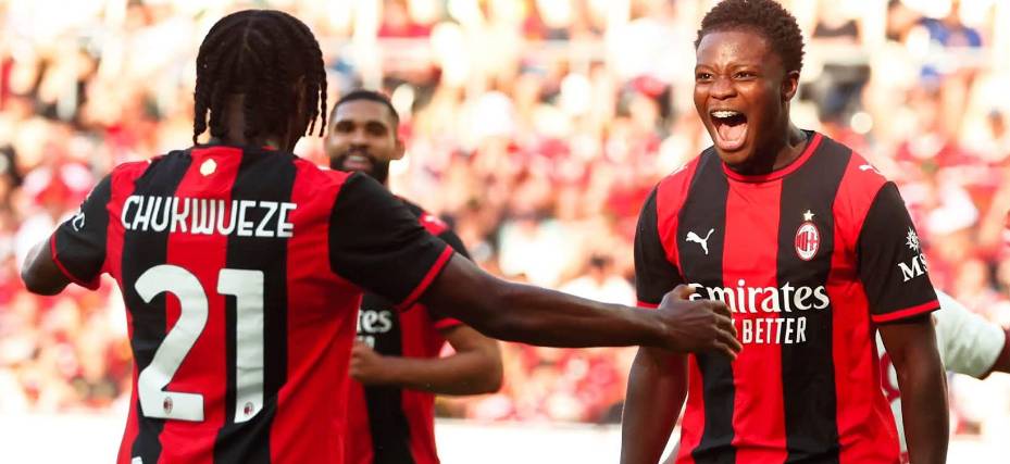 La celebración entre Chukwueze y Cissé para el primer tanto del Milan de Italia. 