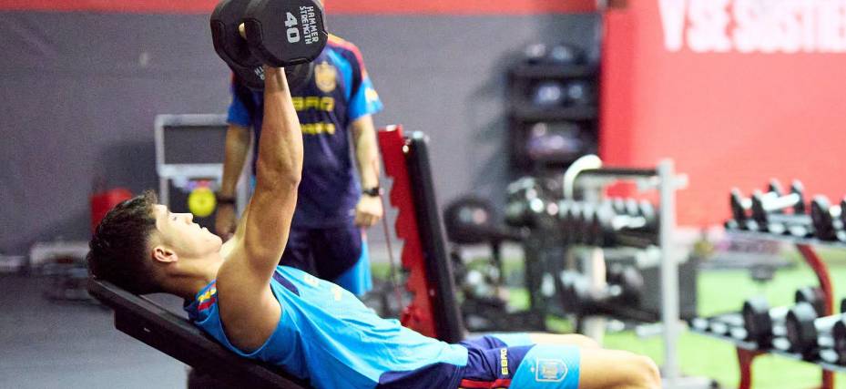 El defensa español Pau Cubarsí trabaja en el gimnasio. 