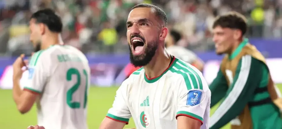 El jugador argelino Nadhir Benbouali celebra uno de los goles en el empate con Francia. 