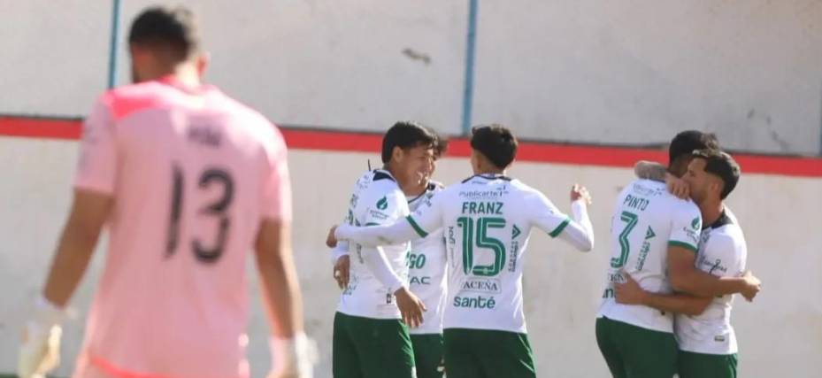 Los jugadores de Oriente Petrolero celebran el tercer tanto en suelo orureño.