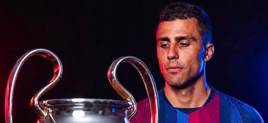 El mediocampista español arribó a Barcelona para firmar como nuevo jugador del club culé.