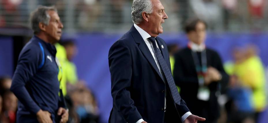 El entrenador de Paraguay Gustavo Alfaro da indicaciones en el juego ante Turquía.