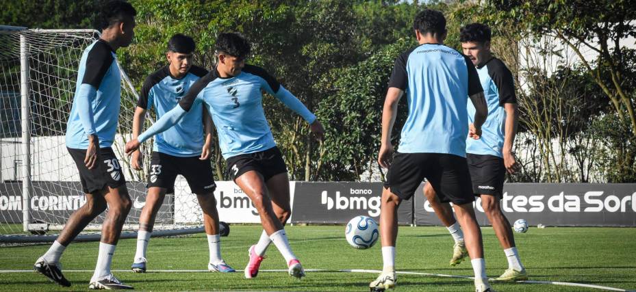 Los jugadores de Bolívar entrenan en la previa del duelo ante Sao Paulo en Brasil.