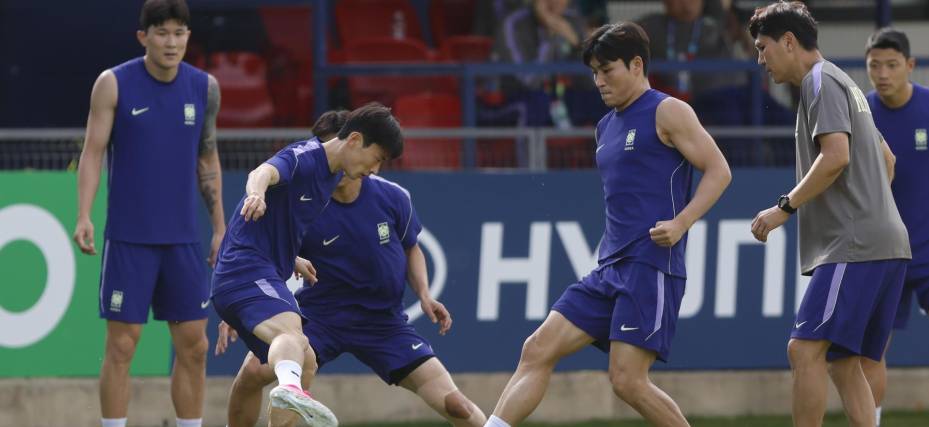 Jugadores de Corea del Sur durante su última jornada de trabajo en Guadalajara antes del debut.