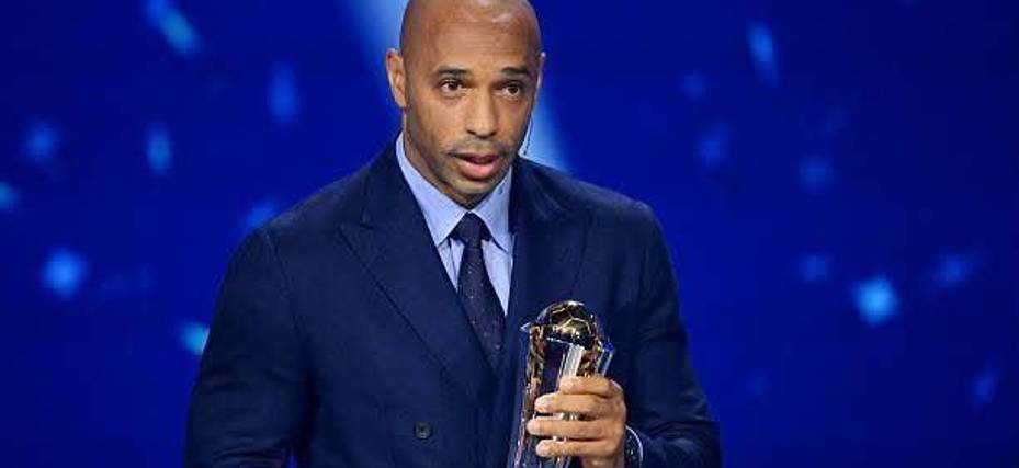 Thierry Henry recibe el trofeo del presidente de la UEFA, Aleksander Ceferin.