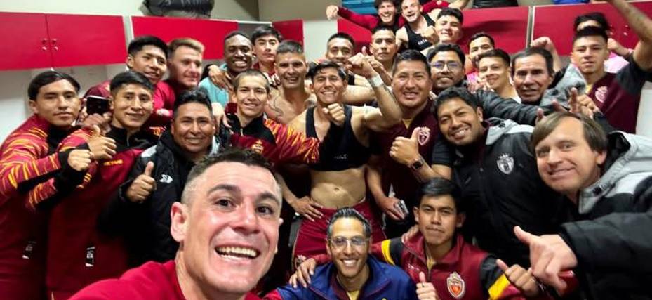 Los jugadores de Real Oruro celebran en su vestuario luego de ganar a Real Tomayapo.