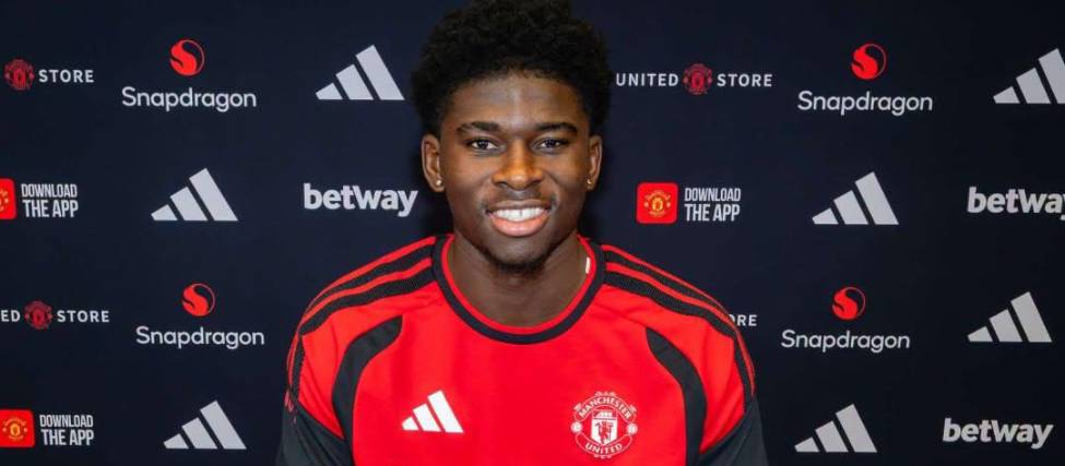 El mediocampista camerunés Carlos Baleba con el uniforme del Manchester United. 