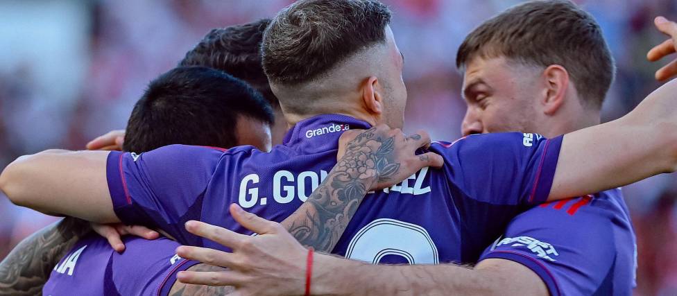 Los jugadores de River Plate celebran uno de los tres goles anotados en este domingo. 