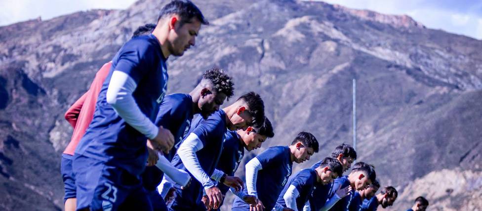 Los jugadores de Bolívar en pleno entrenamiento en su sede ubicado en Ananta.