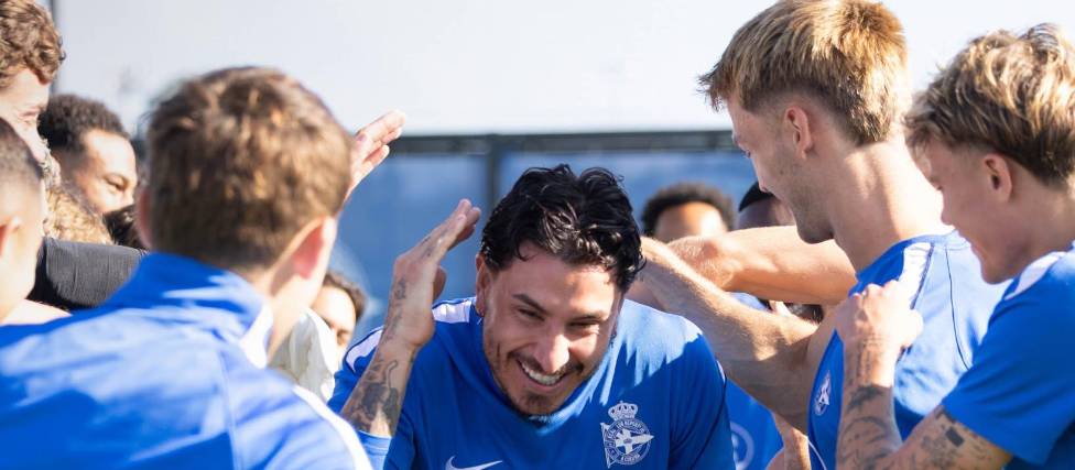 José María Giménez recibe la bienvenida de sus compañeros en el Deportivo La Coruña.