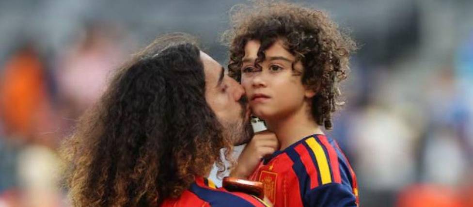 Marc Cucurella (izq.) junto con su hijo mayor Mateo, quien tiene la condición de autismo. 