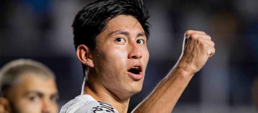 El futbolista boliviano anotó su primer gol oficial con la camiseta del Santos en el triunfo ante Cuenca.