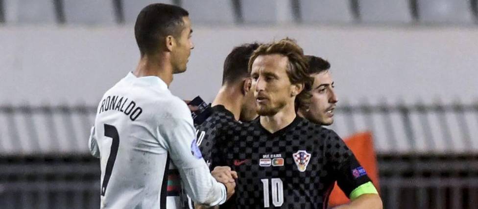 Cristiano Ronaldo (izq.) saluda Luka Modric, en duelo anterior entre Portugal y Croacia. 