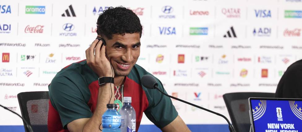 Achraf Hakimi de Marruecos participa en una rueda de prensa en el Mundial 2026.