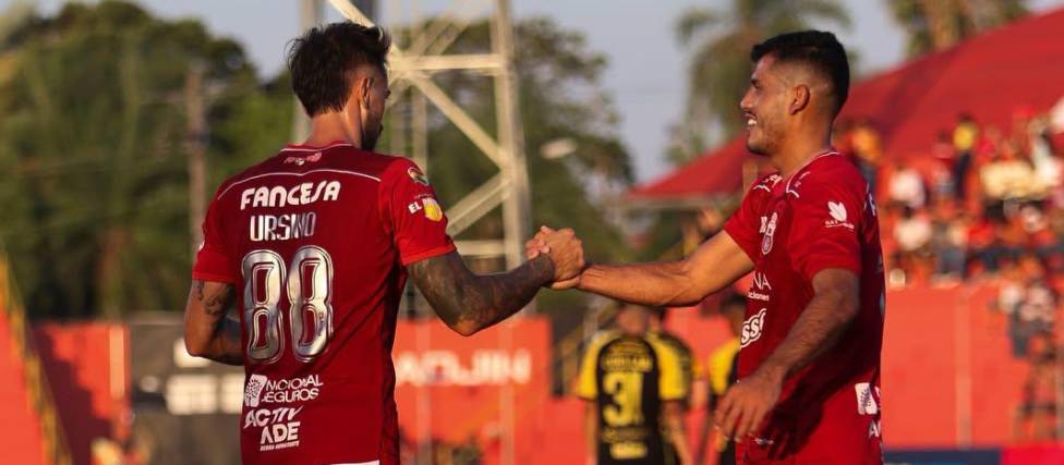 Luciano Ursino (izq.) recibe la felicitación de su compañero Samuel Garzón luego de anotar el 1-0. 