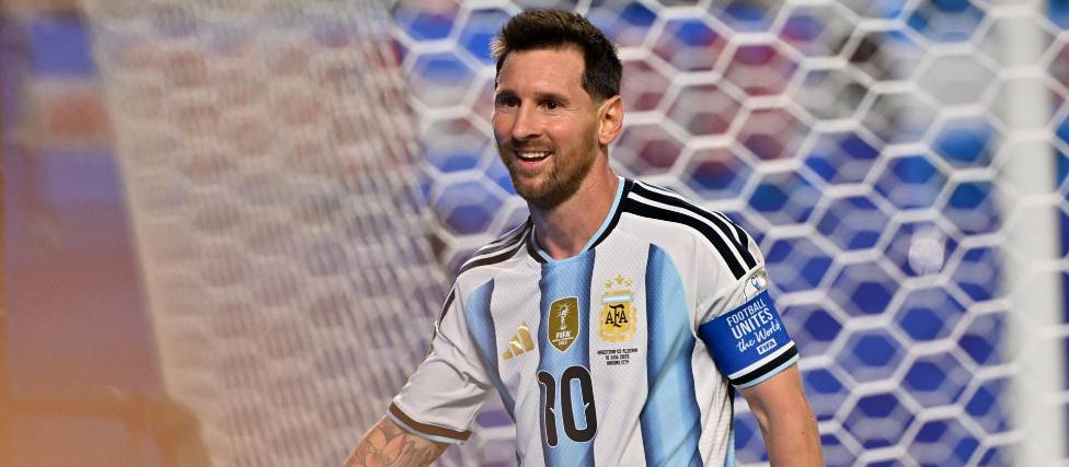 Lionel Messi de Argentina frente a Argelia. 