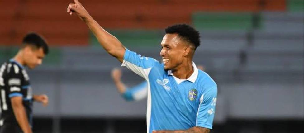 El colombiano Carlos Preciado festeja luego de anotar el primer gol para San Antonio ante Blooming.