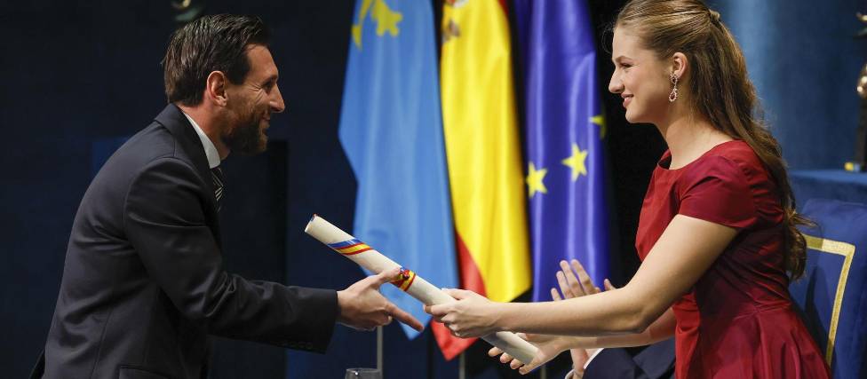 La Princesa Leonor entrega al futbolista argentino Leo Messi (izq.) el Premio Princesa de Asturias de los Deportes.