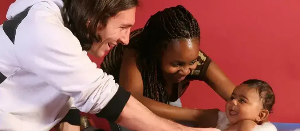 Lionel Messi (izq.) junto con la madre de Lamine Yamal, quien está en la bañera. 
