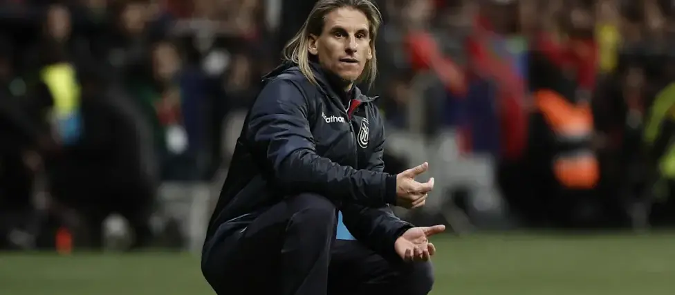 Sebastián Beccacece, entrenador de Ecuador gesticula en pleno partido. 