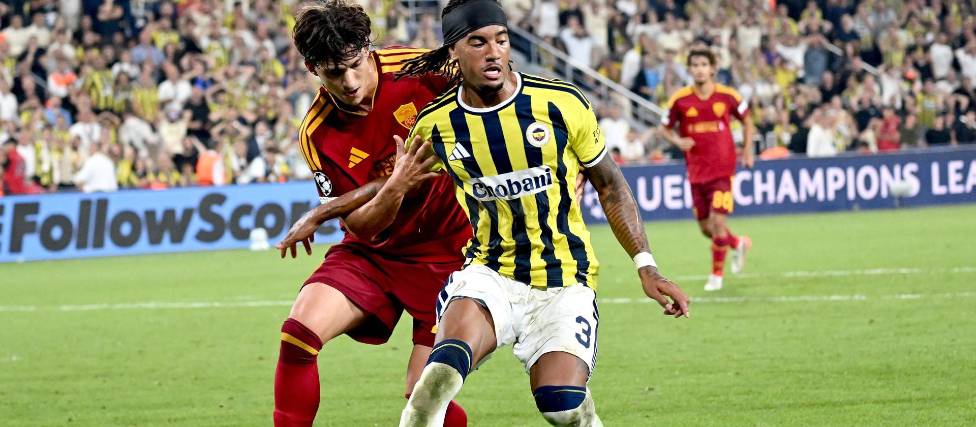 Archie Brown (der.) del Fenerbahce ante Leonardo Balerdi de la Roma.