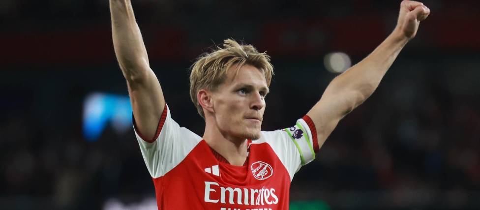 Martin Odegaard del Arsenal celebra el tercer gol ante Coventry en el inicio de la Premier League.